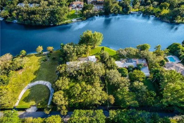 Hammock Lakes Coral Gables The best gated communities in Coral Gables: Hammock Lakes